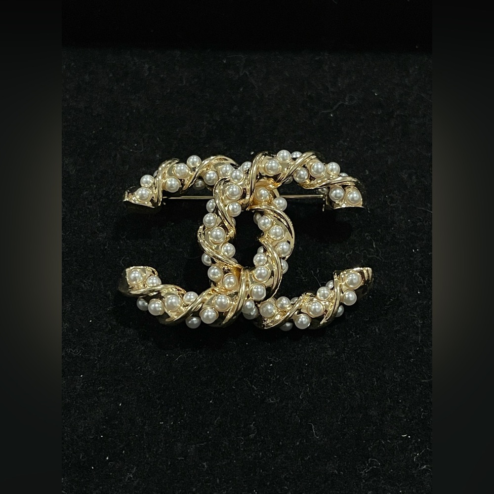 Fashion Jewelry Stamped Twisted Gold and Pearl Brooch